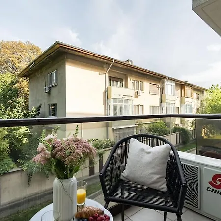 Vivando - Bright 1br - View Balcony - Parking Apartment