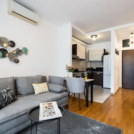 Apartment Vivando - Bright 1br - View Balcony - Parking Bucharest